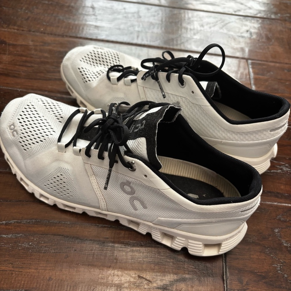 On Women's White Athletic Shoes Size 10 see description